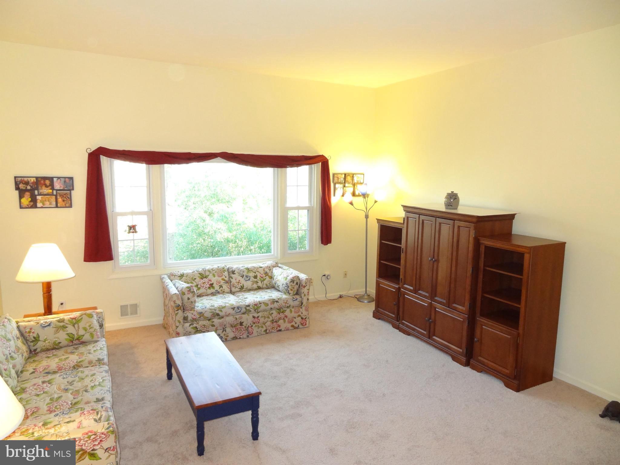 5925 Kingsford Road Springfield, VA 22152 - Photo 3 of 19 Living Room