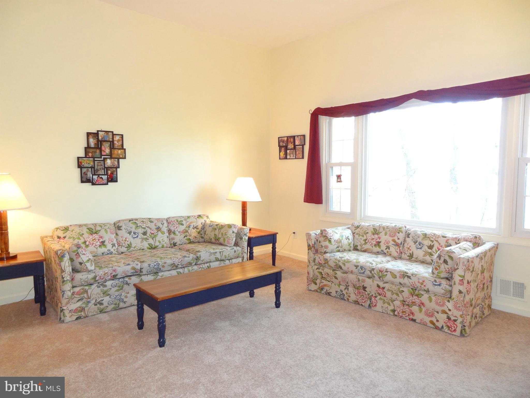 5925 Kingsford Road Springfield, VA 22152 - Photo 4 of 19 Living Room