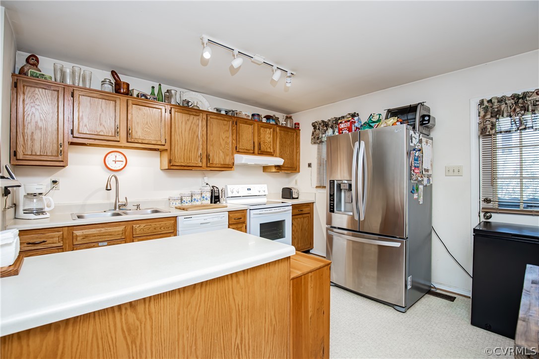 12137 Quito Road Midlothian, VA 23112 - Photo 13 of 34 a kitchen with a refrigerator a sink and dishwasher