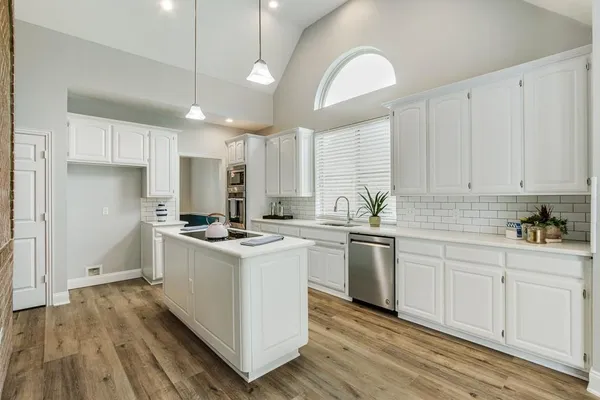 $567,600 | 2813 Mesa Court, Hurst, TX 76054