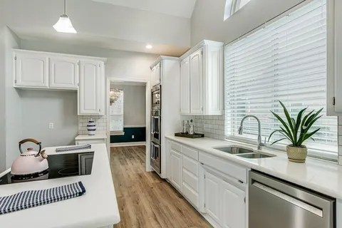 $567,600 | 2813 Mesa Court, Hurst, TX 76054