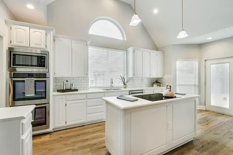 $567,600 | 2813 Mesa Court, Hurst, TX 76054