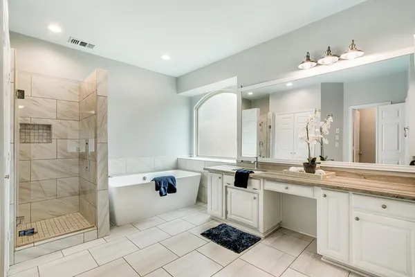 $567,600 | 2813 Mesa Court, Hurst, TX 76054