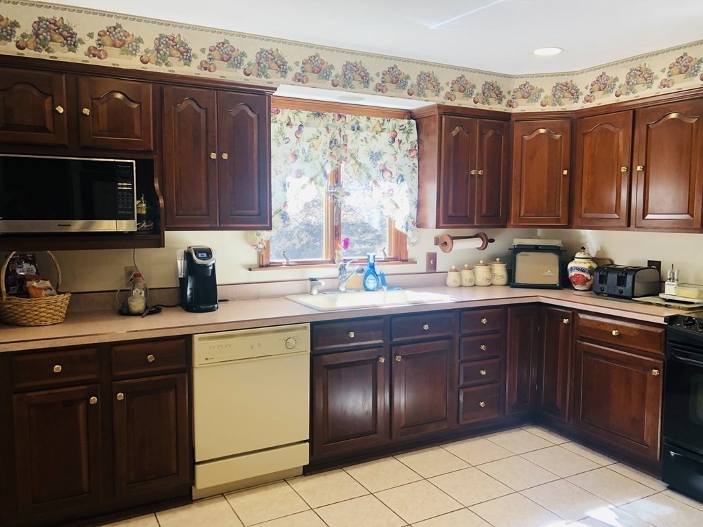 18 Laurelwood Road Sterling, MA 01564 - Photo 3 of 27 Gallery Image 3