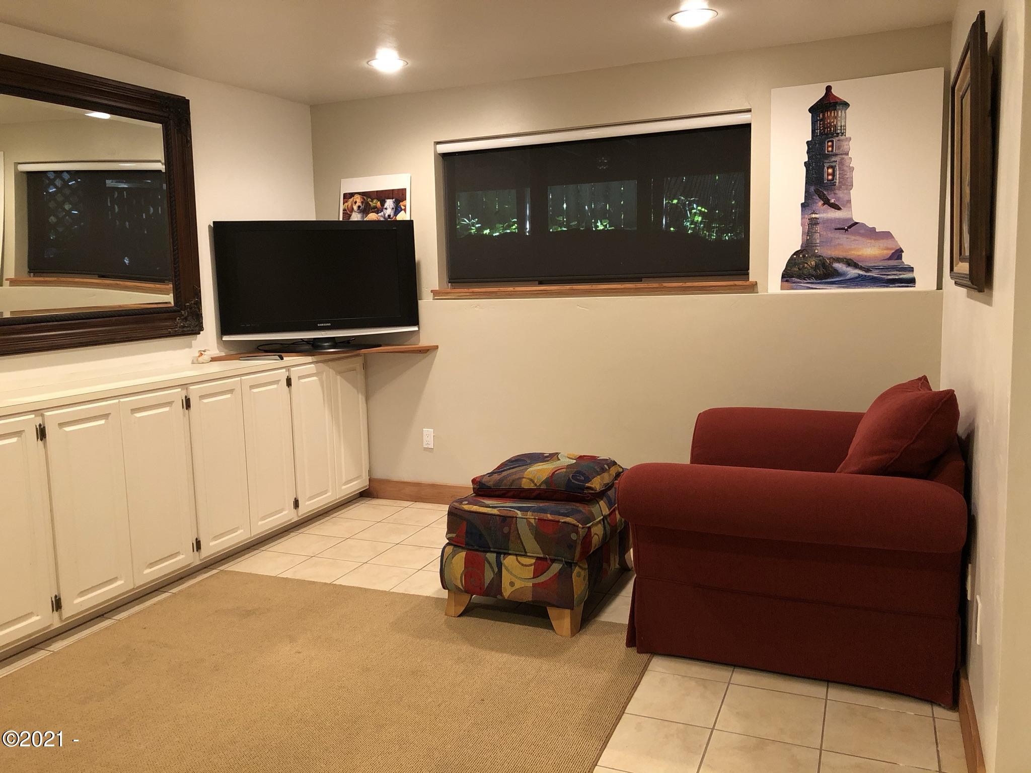 17 Shell Street Yachats, OR 97498 - Photo 51 of 63 Den w/ built-in cabnetry