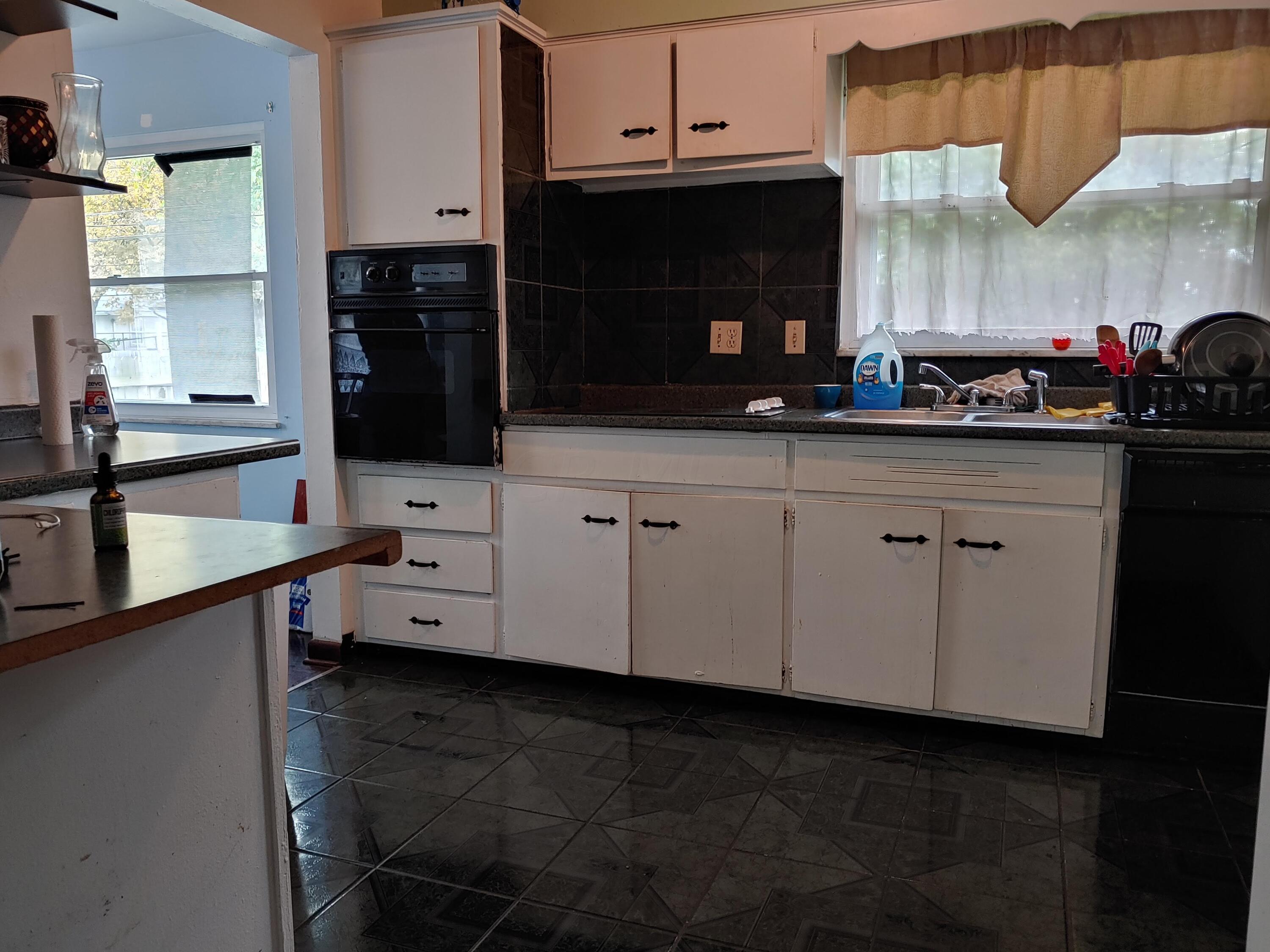 859 Brixham Road Columbus, OH 43204 - Photo 3 of 11 Kitchen