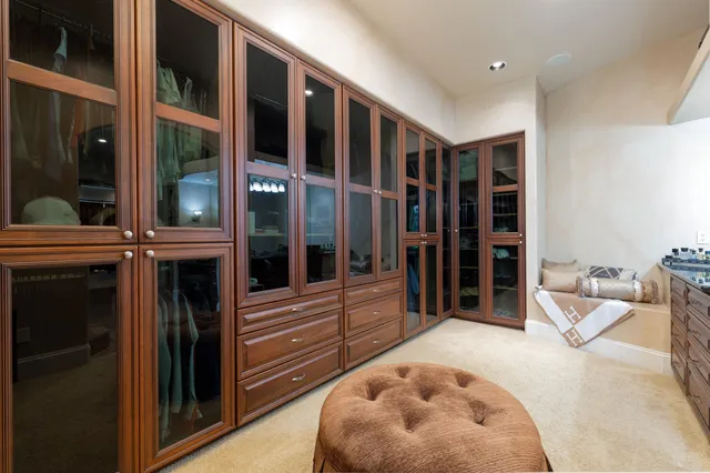 a view of livingroom with furniture