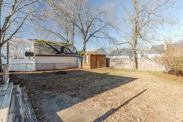 a view of a yard with a house