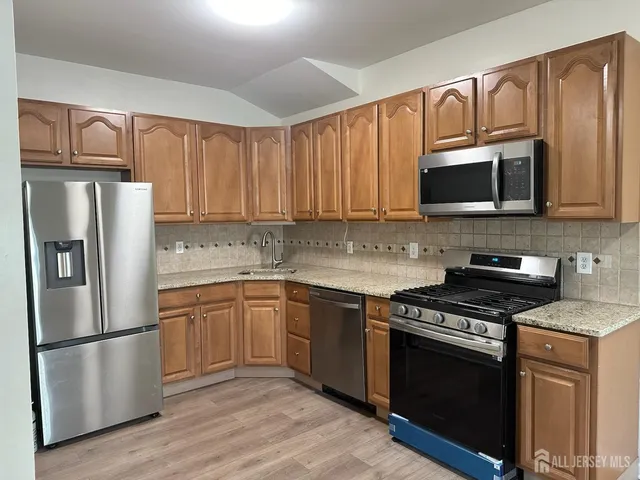 $2,000 | 177 Avenel Street, Unit 1B, Avenel, NJ 07001