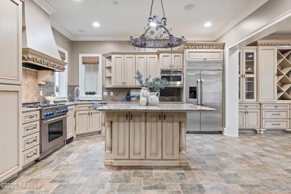 $960,000 | 104 Avallach Drive, Lafayette, LA 70503