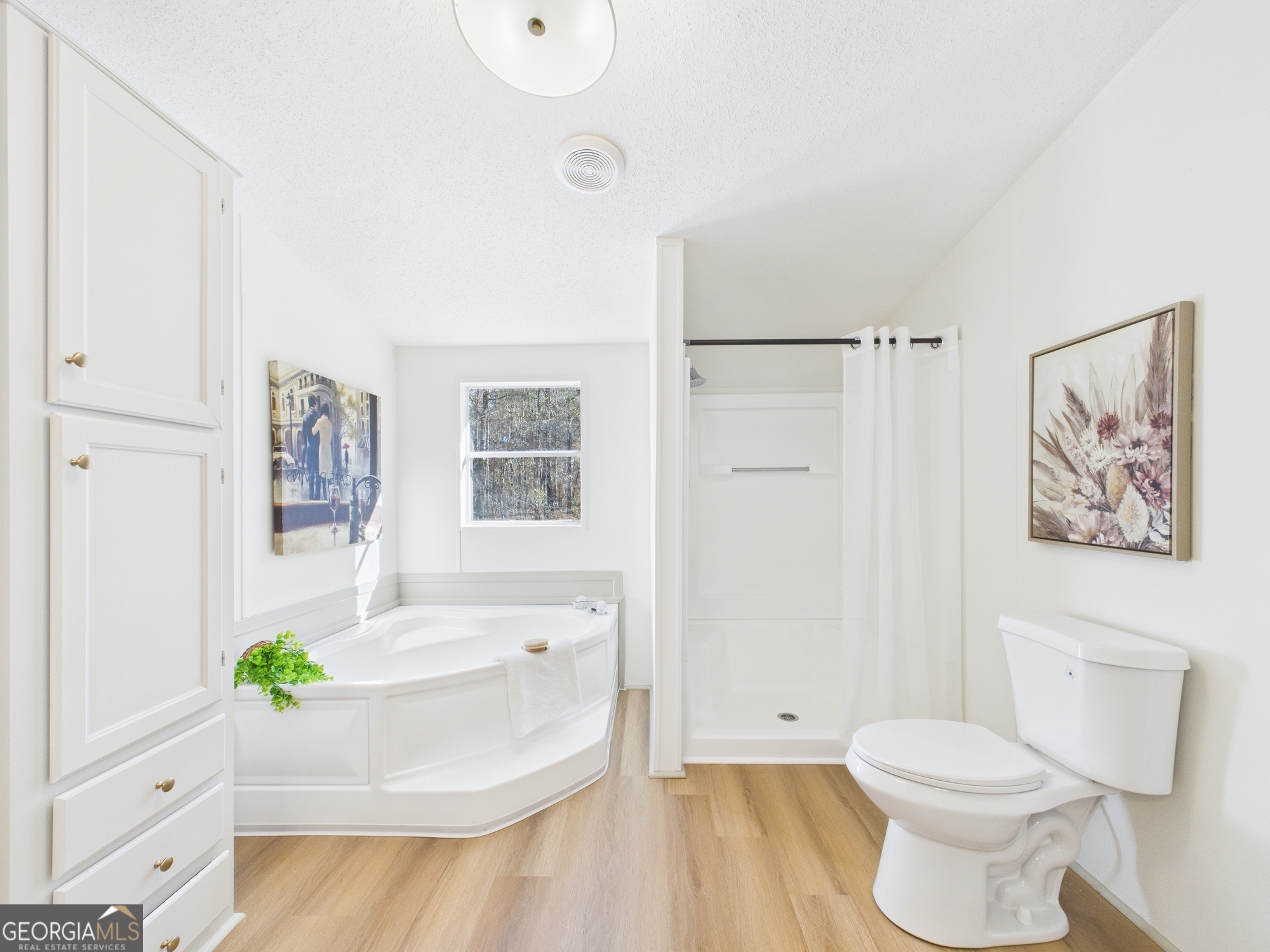 1669 Henderson Road Macon, GA 31217 - Photo 34 of 48 a bathroom with a sink a toilet and bathtub