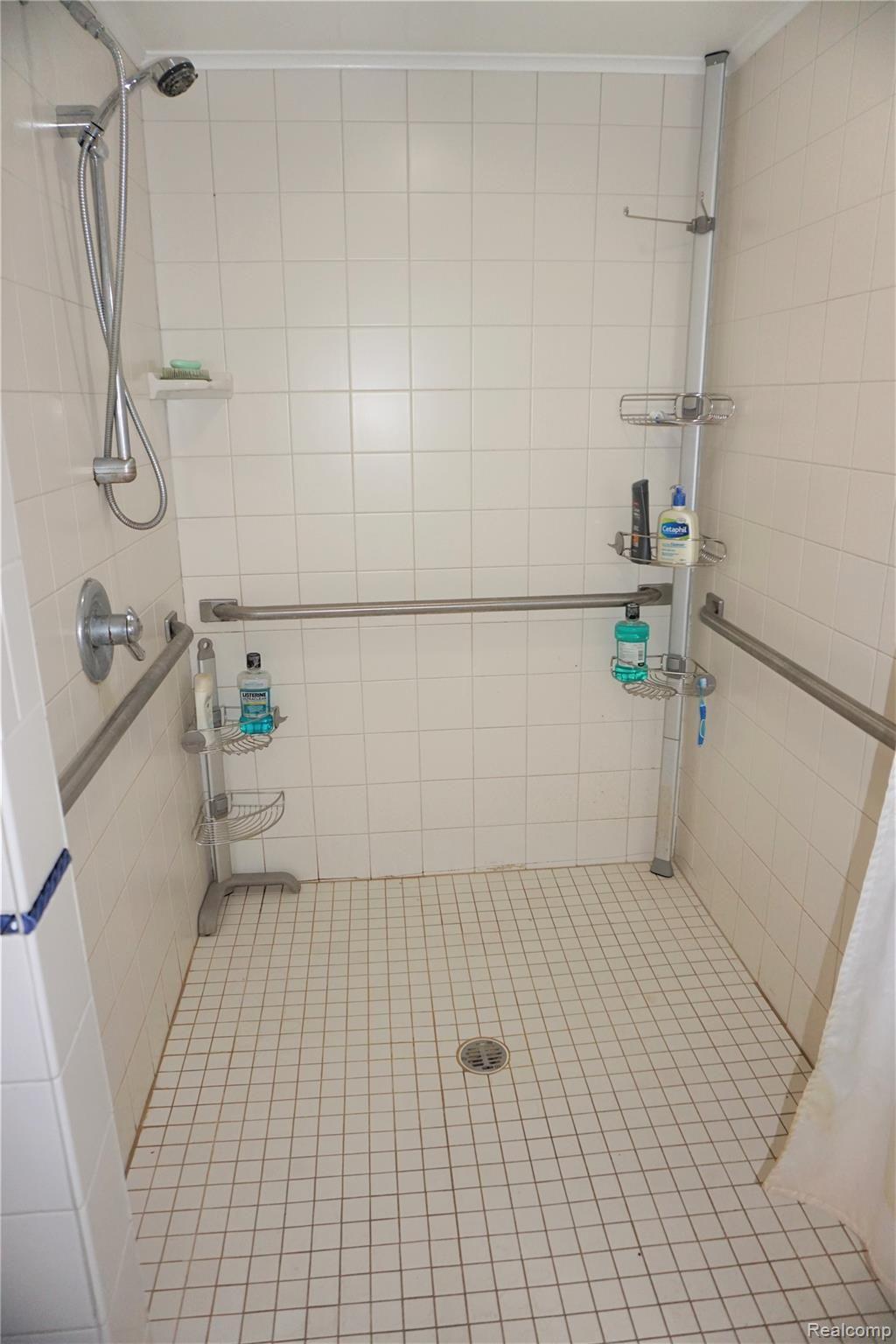 14793 Inkster Road Livonia, MI 48154 - Photo 23 of 28 28 Bathroom 2.jpg