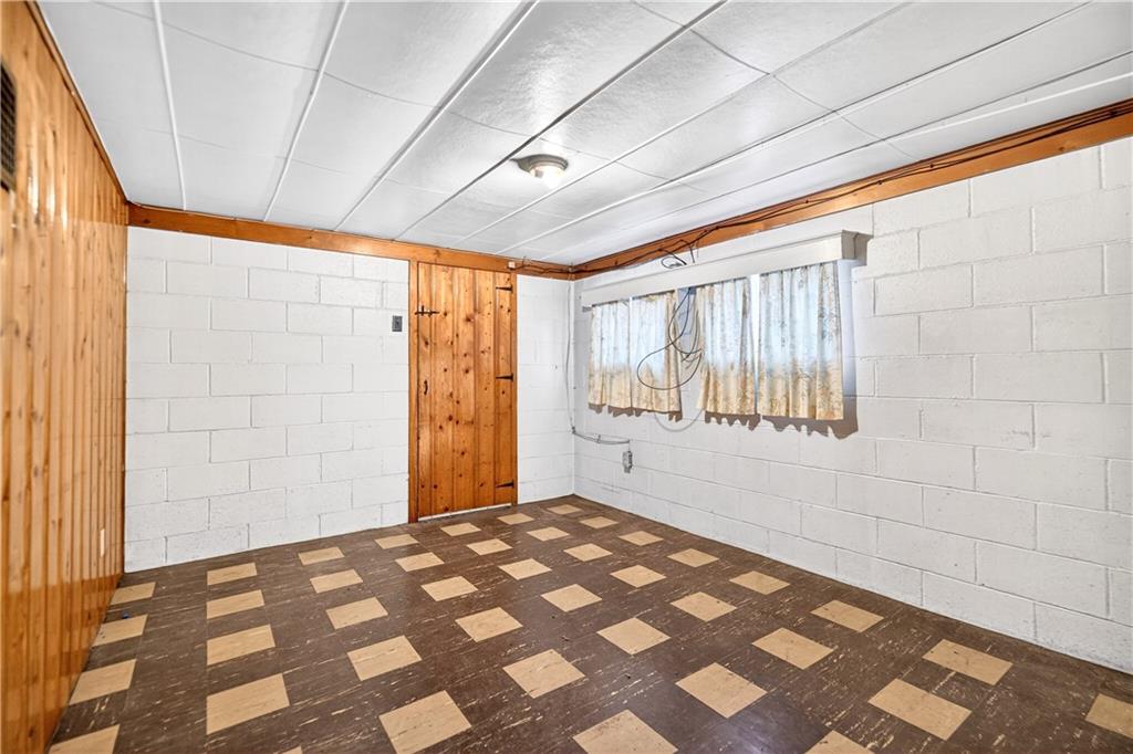 126 Bakers Lane Apollo, PA 15613 - Photo 18 of 28 a bedroom with a bed and a window