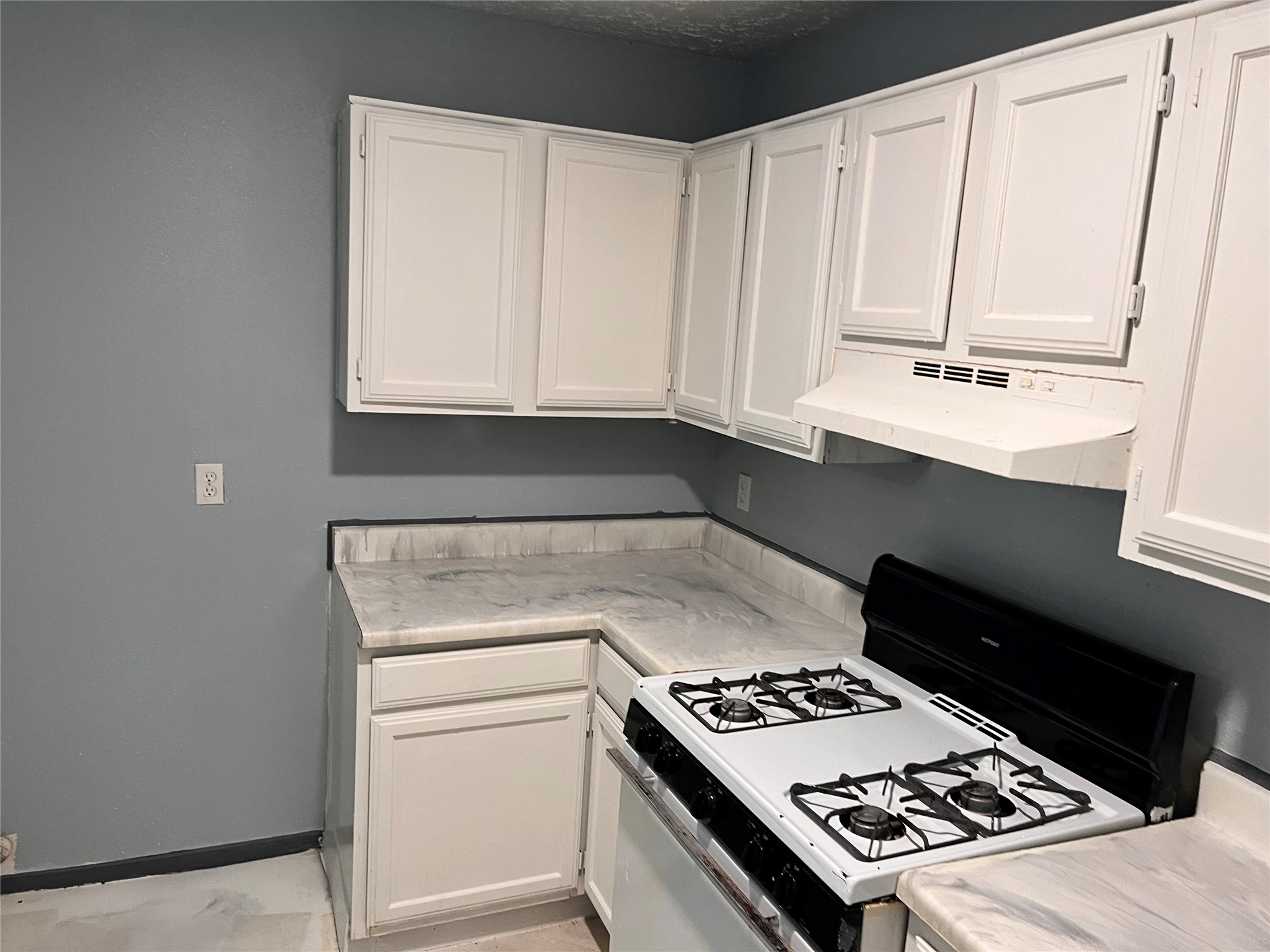 16631 Gold Ridge Lane Houston, TX 77053 - Photo 4 of 18 a kitchen with granite countertop a stove a sink and a microwave