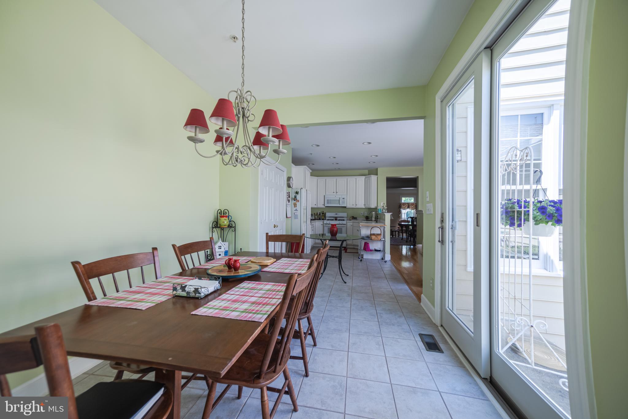 221 Hart Road Gaithersburg, MD 20878 - Photo 8 of 22 Kitchen Table