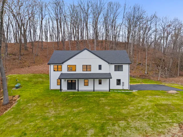 a view of yard with pathway