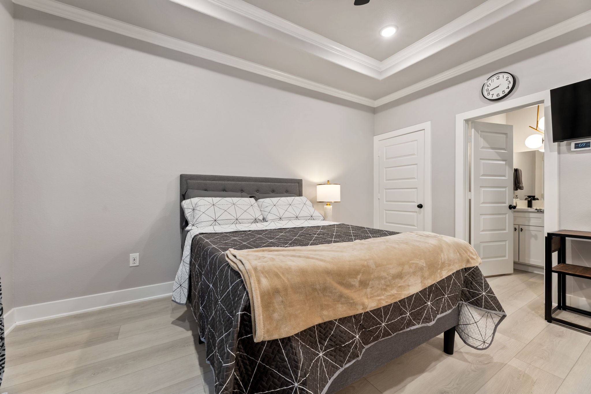 8521 Brandon Street, Unit STUDIO Houston, TX 77051 - Photo 4 of 14 a bedroom with a bed and a tv