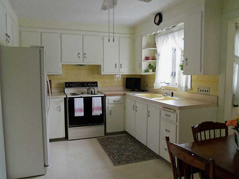 19 Babcock Road Westerly, RI 02891 - Photo 9 of 25 Kitchen.
