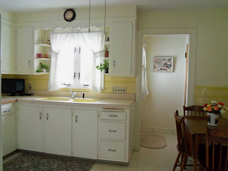 19 Babcock Road Westerly, RI 02891 - Photo 10 of 25 Kitchen.