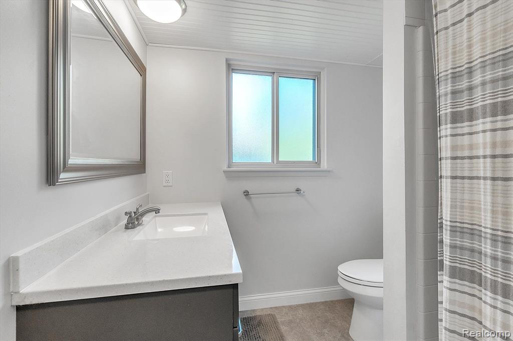 335 East River Road Flushing, MI 48433 - Photo 15 of 40