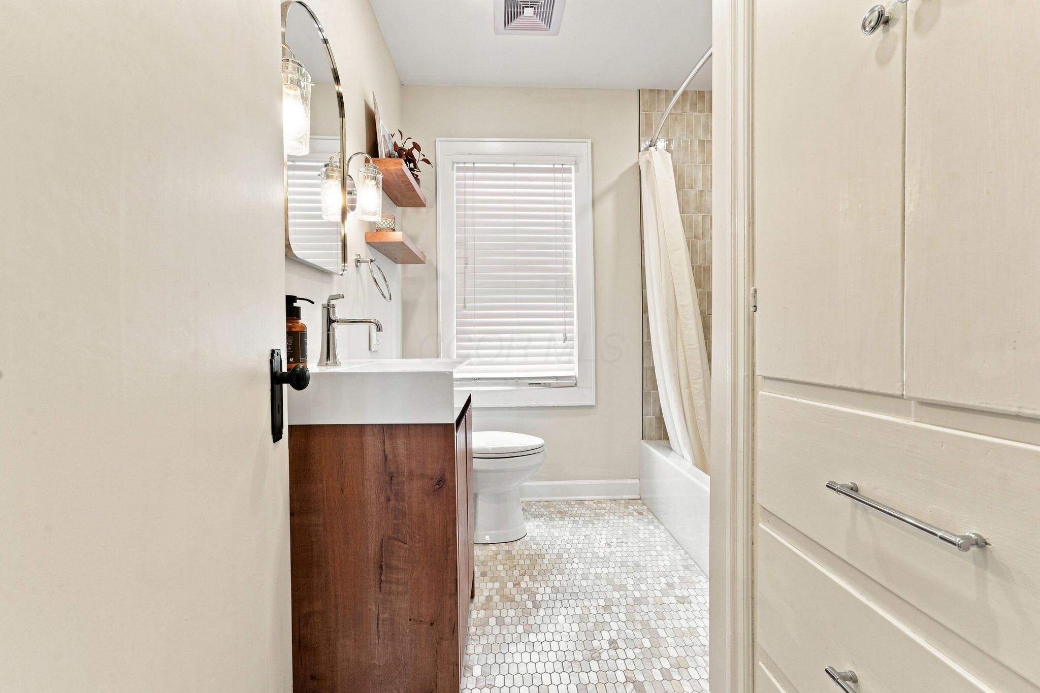 557 Fallis Road Columbus, OH 43214 - Photo 26 of 52 Bathroom