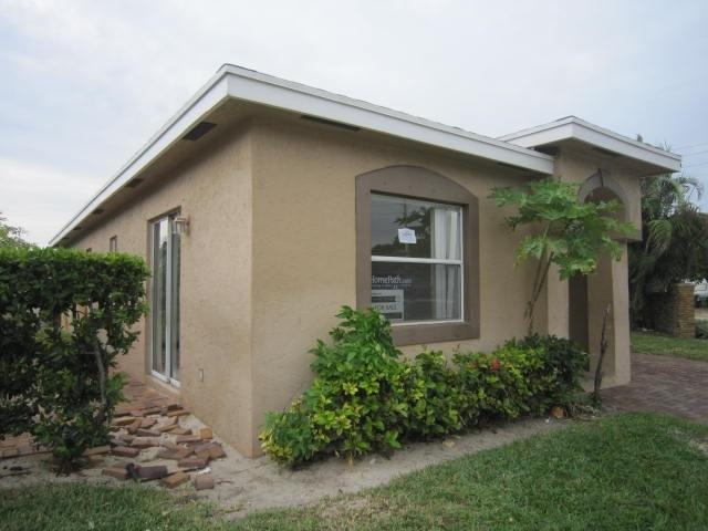 524 East Ridge Circle North Boynton Beach, FL 33435 - Photo 2 of 15 Front View