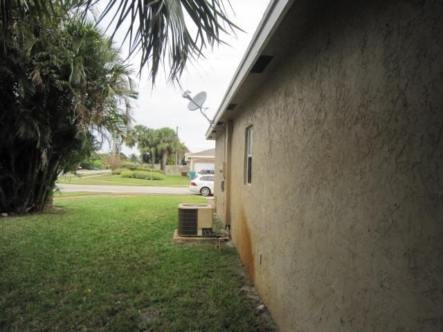 524 East Ridge Circle North Boynton Beach, FL 33435 - Photo 3 of 15 Ext side view