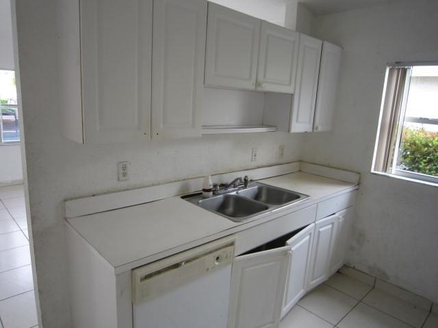 524 East Ridge Circle North Boynton Beach, FL 33435 - Photo 4 of 15 Kitchen