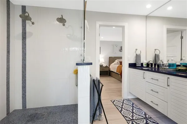 a en suite bathroom with sink and mirror