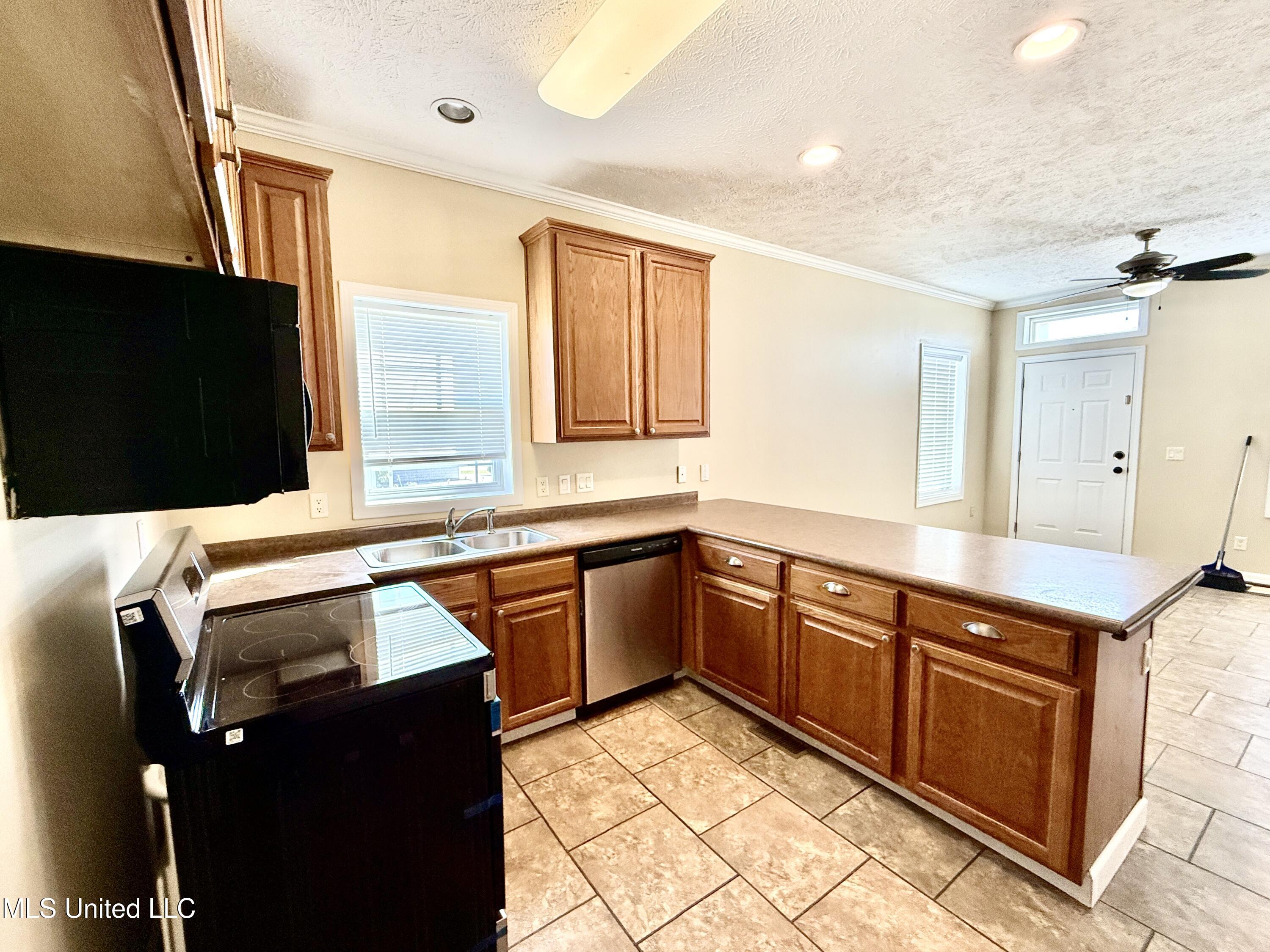 2000 Magazine Street, Unit A Ocean Springs, MS 39564 - Photo 12 of 27 Open kitchen