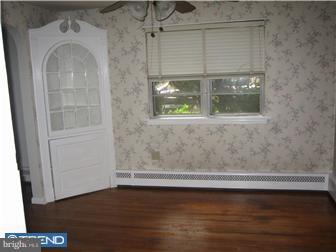 795 Arch Street Spring City, PA 19475 - Photo 4 of 11 Living Room