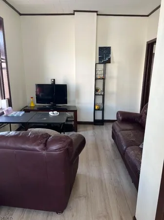 $1,800 | 572 4th Avenue, Elizabeth, NJ 07202