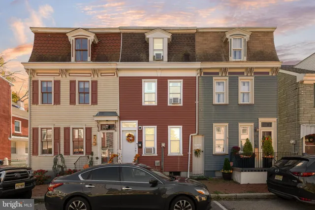 a couple of cars parked in front of a building