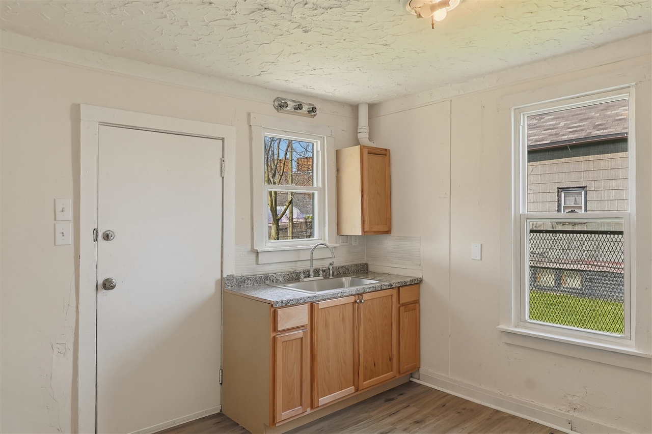 28 East Henry Street River Rouge, MI 48218 - Photo 3 of 14