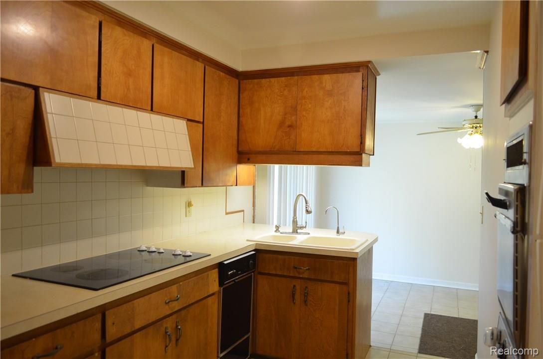 390 Maplehill Road Rochester, MI 48306 - Photo 4 of 31 KITCHEN