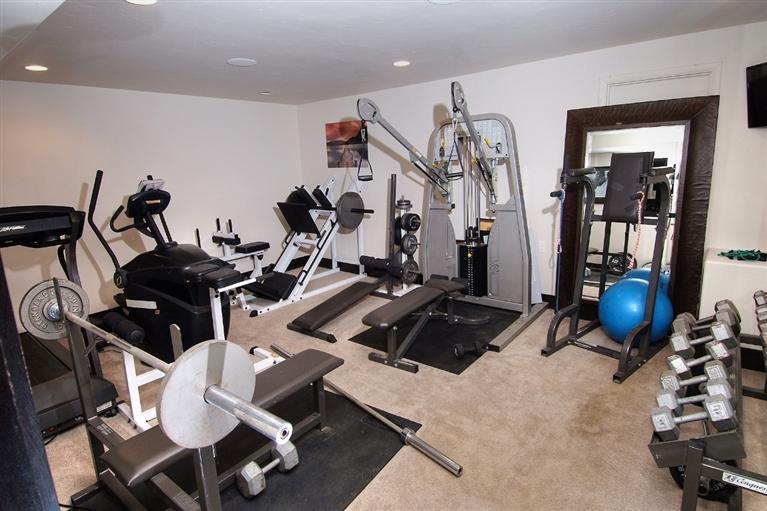 184 Arrowhead Drive Edwards, CO 81632 - Photo 21 of 23 a room with gym equipment and windows