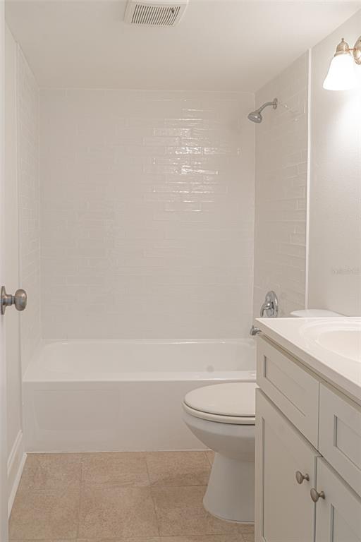 363 South McMullen Booth Road, Unit 107 Clearwater, FL 33759 - Photo 11 of 21 a bathroom with a toilet a sink and bathtub