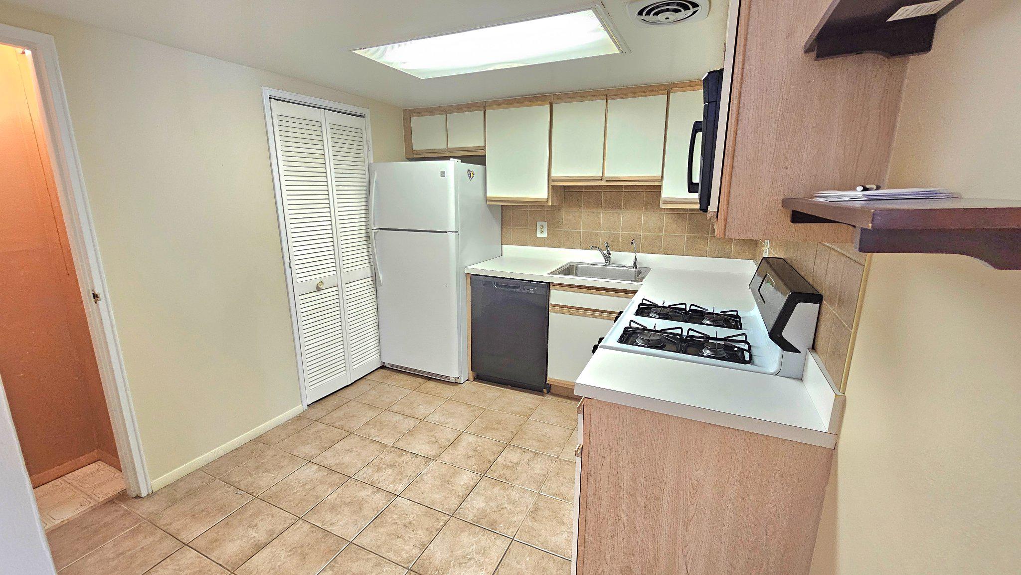 441 Tomlinson Road, Unit H1 Philadelphia, PA 19116 - Photo 9 of 31 Cozy kitchen with amenities.