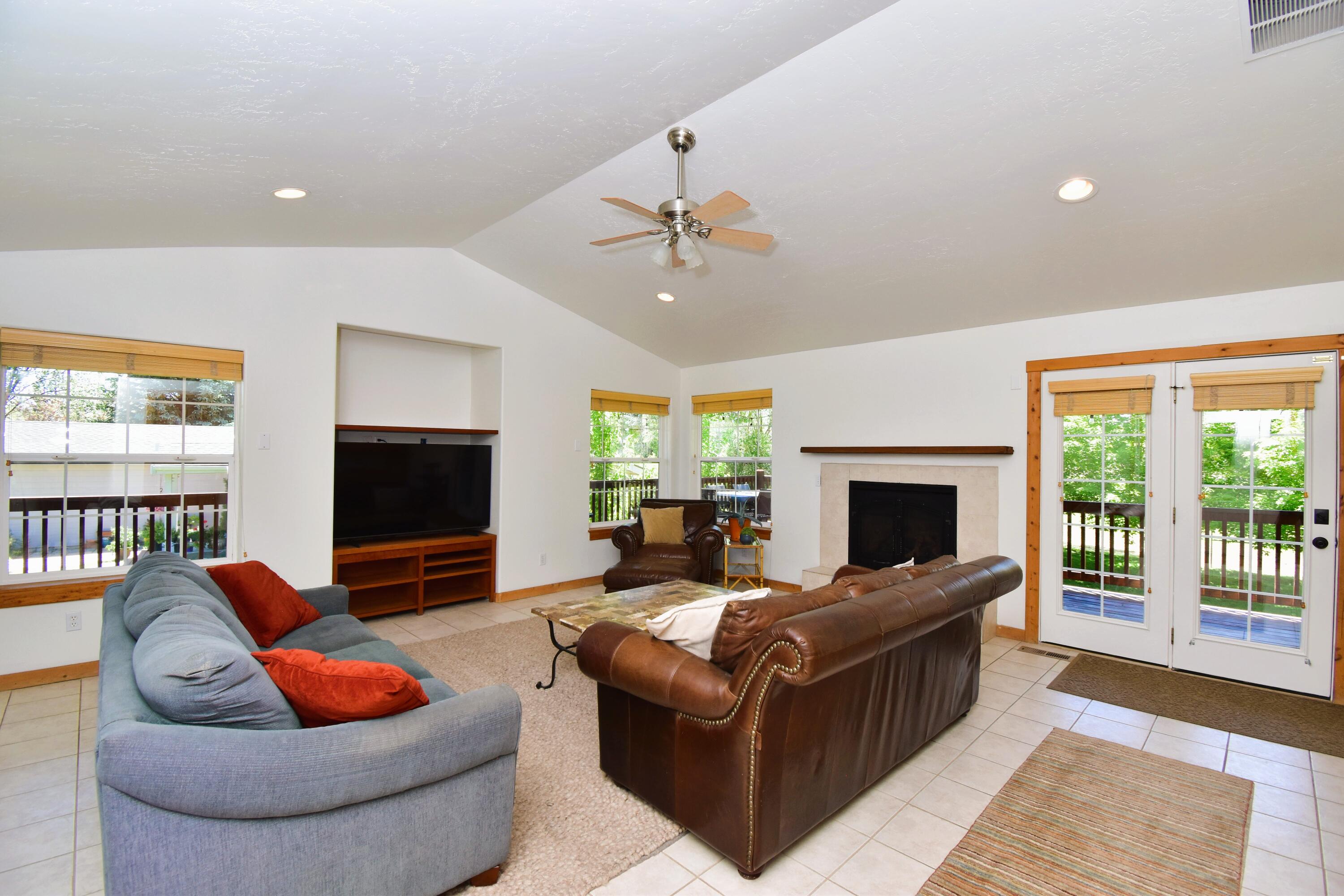 341 Ridge View Drive Bellevue, ID 83313 - Photo 3 of 35 Living Room