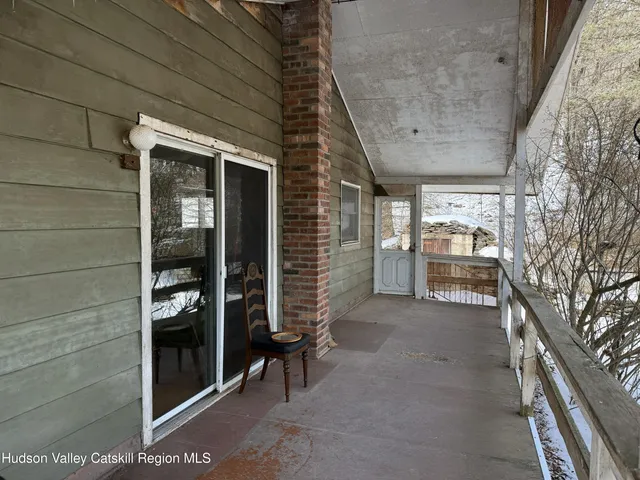a view of a dirt yard with a tree