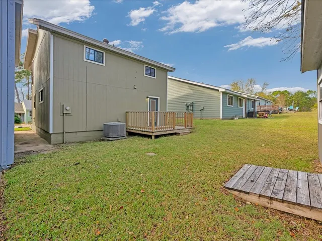 a view of a house with backyard and garden