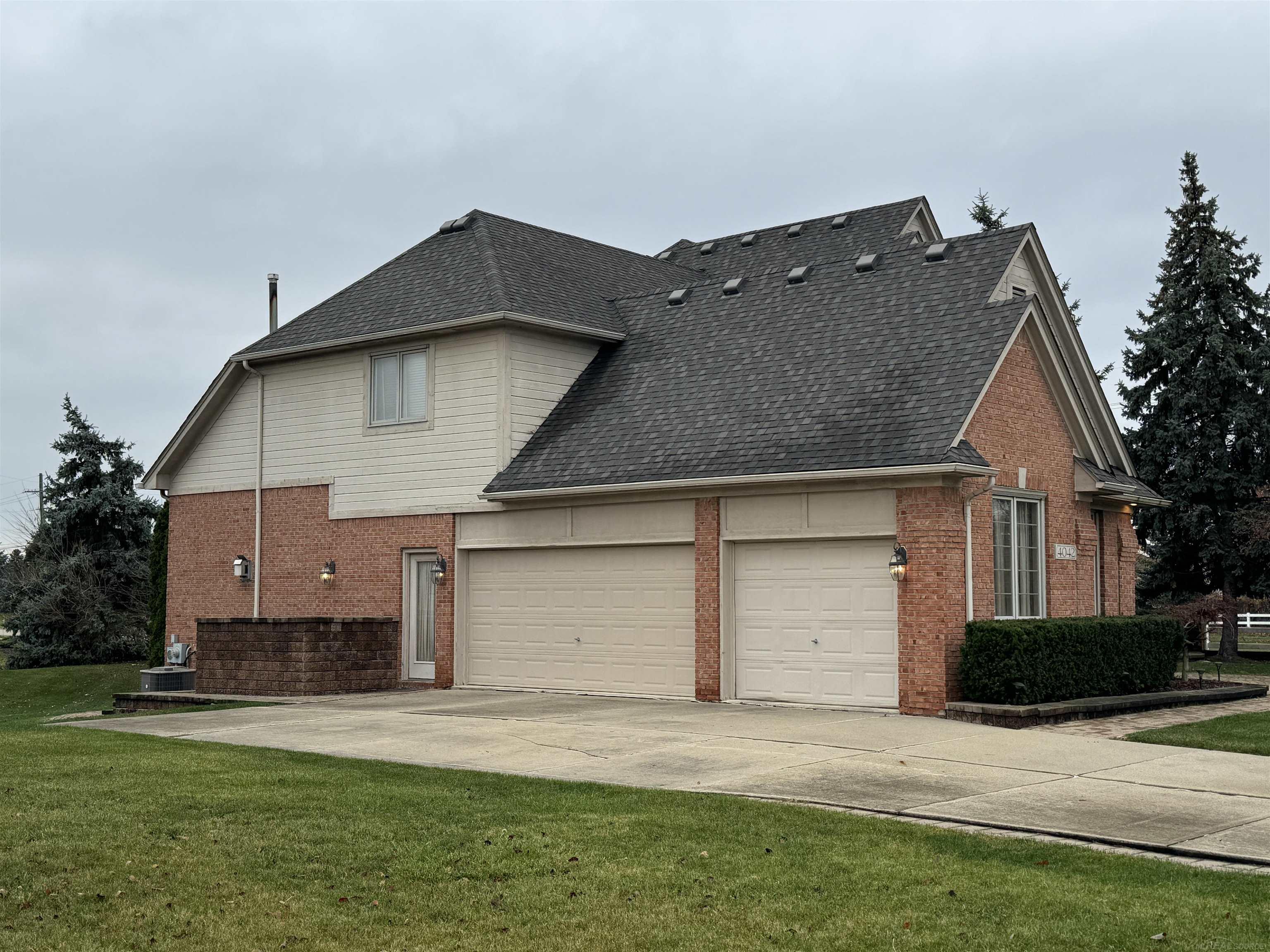 4042 Springbrook Drive Sterling Heights, MI 48314 - Photo 4 of 31 50161591-4abca502-1a9d-4c76-a54c-0275788fe620.JPG