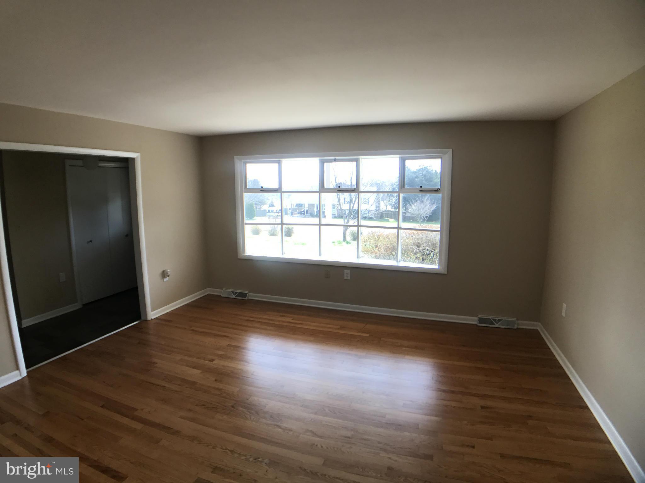 4231 Spring View Court Jefferson, MD 21755 - Photo 7 of 28 Living Room