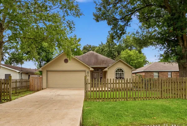 $2,200 | 319 Moore Street, Tomball, TX 77375