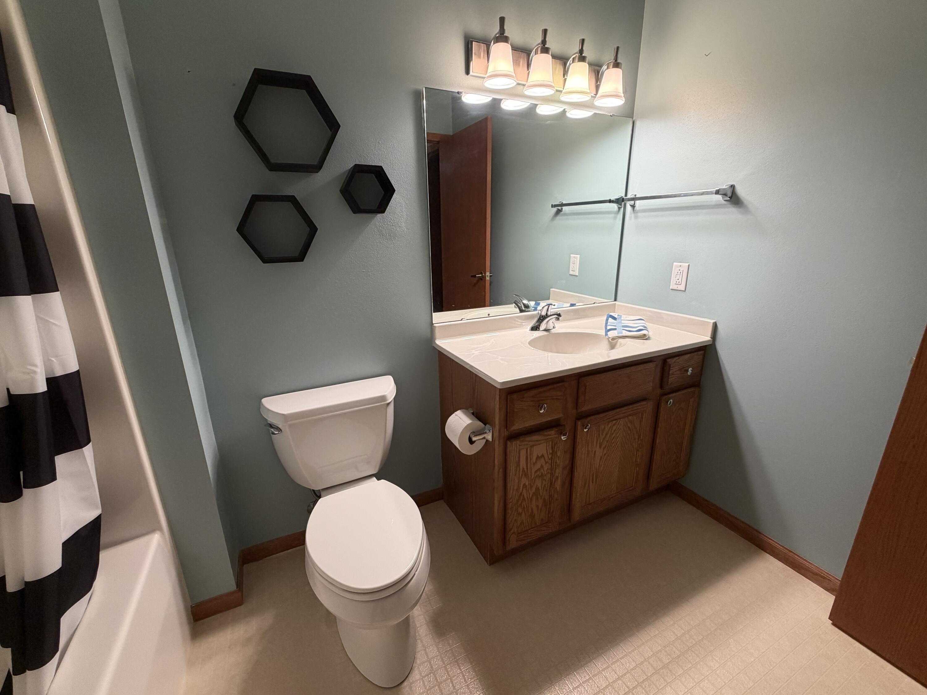 3903 Heather Valley Road, Unit 208 Sheboygan, WI 53083 - Photo 15 of 19 Full Bathroom