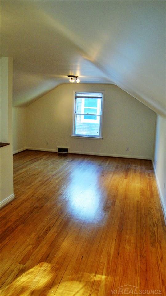 1569 Roslyn Road Grosse Pointe, MI 48236 - Photo 22 of 30 31332490-21.JPG