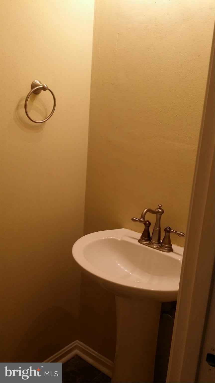 Main level 1/2 bath