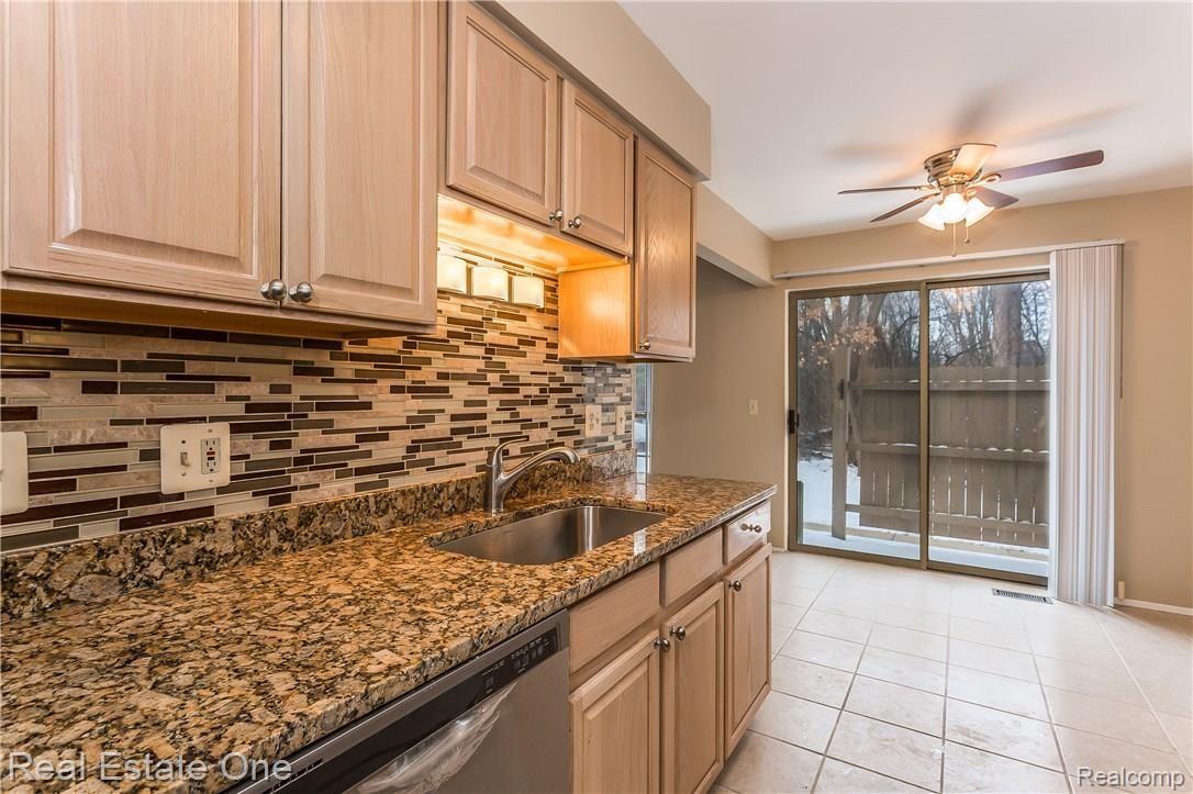 110 Pine Tree Ridge, Unit 43 Waterford, MI 48327 - Photo 10 of 30 012-3675231-large.jpg