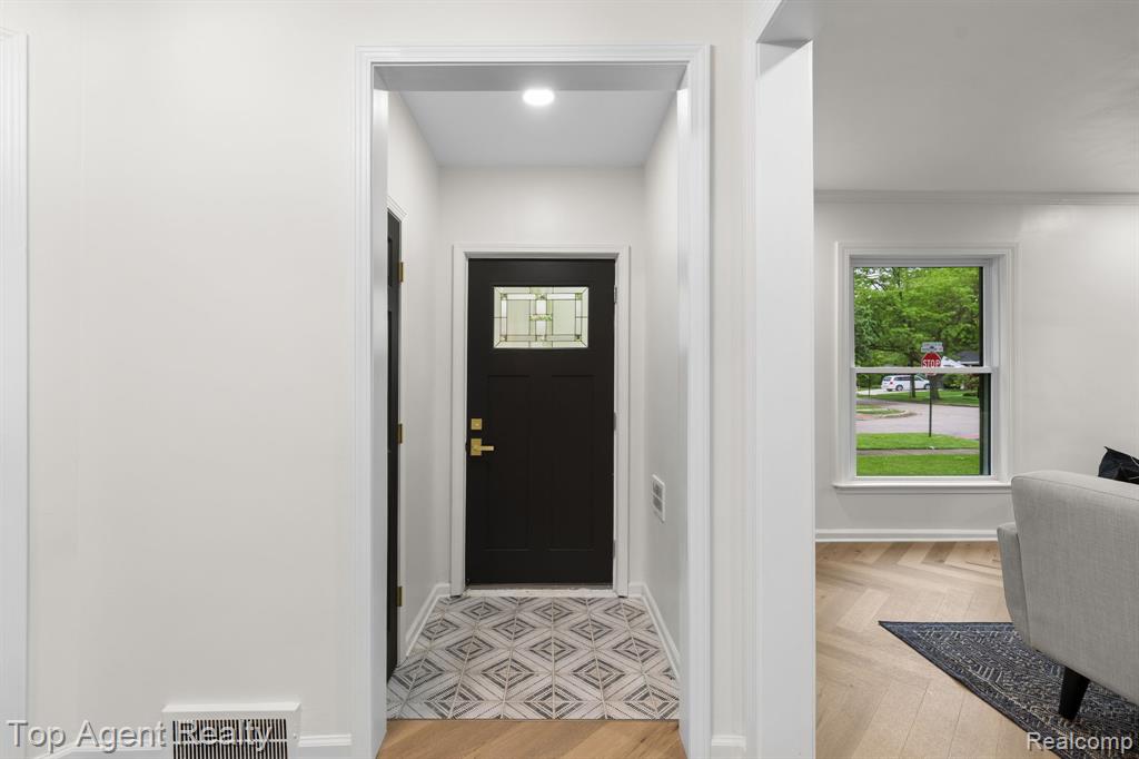 1894 Broadstone Road Grosse Pointe, MI 48236 - Photo 16 of 60
