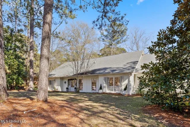 $799,000 | 4211 North Honeysuckle Lane, Jackson, MS 39211